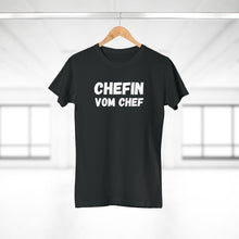 Laden Sie das Bild in den Galerie-Viewer, CHEFIN VOM CHEF | T-Shirt
